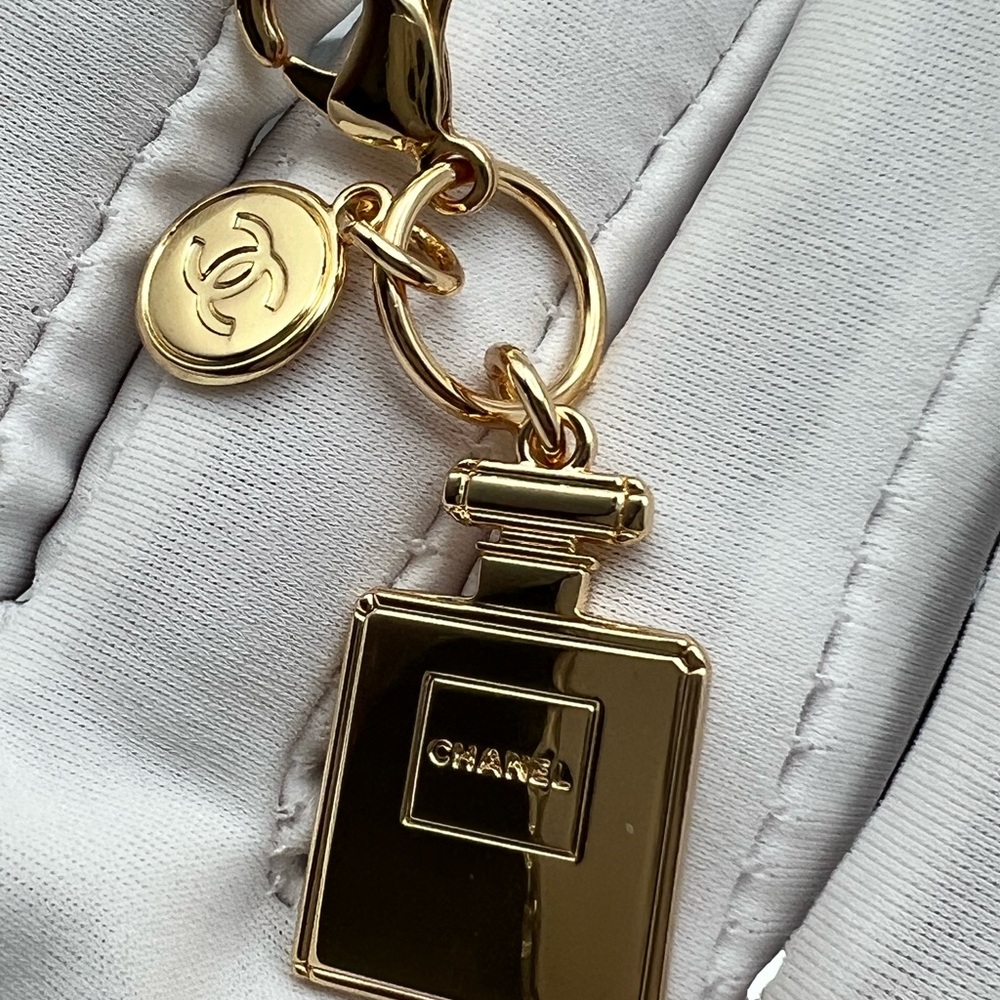CHANEL Authentic 2023 NOVELTY HOLIDAY
No*5 PERFUME BOTTLE & CHANEL CHARM - Picture 9 of 17